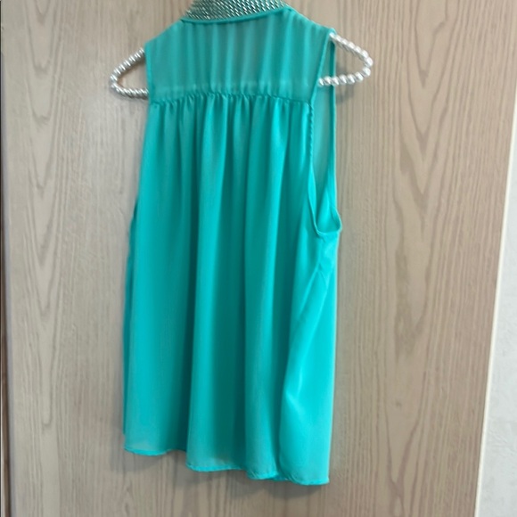 Chic Sleeveless Turquoise Blouse with Embellished Collar - Picture 7 of 8